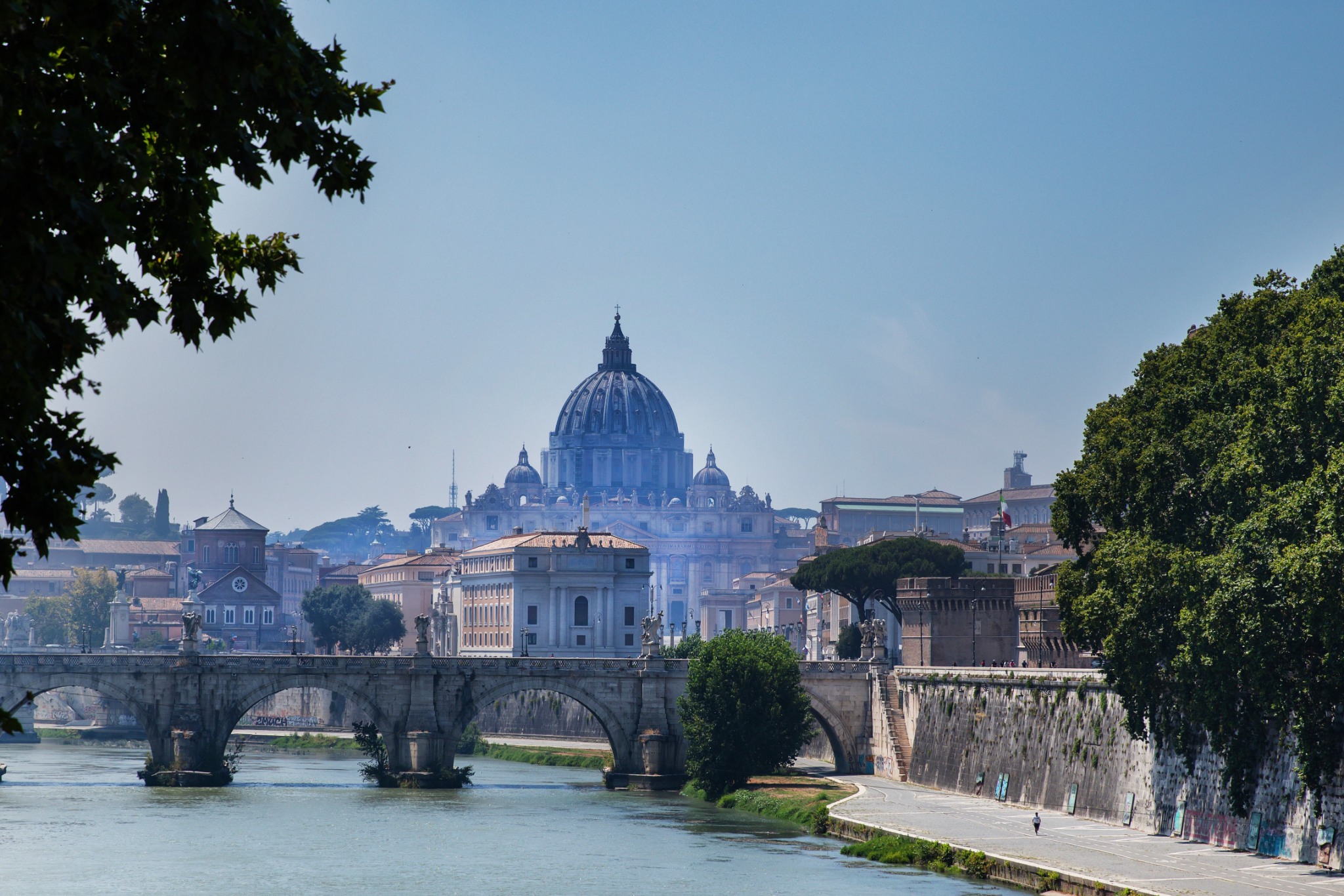 Coupole de la basilique Saint-Pierre au Vatican vue depuis le Tibre à Rome