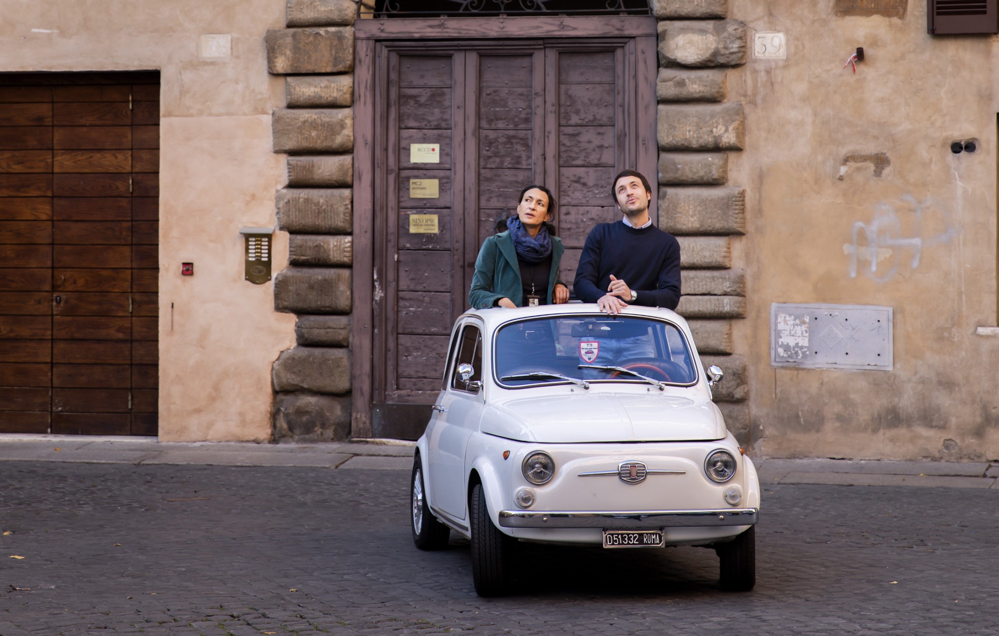 Fiat 500 à Rome avec guides francophones devant un portone – rue Margana