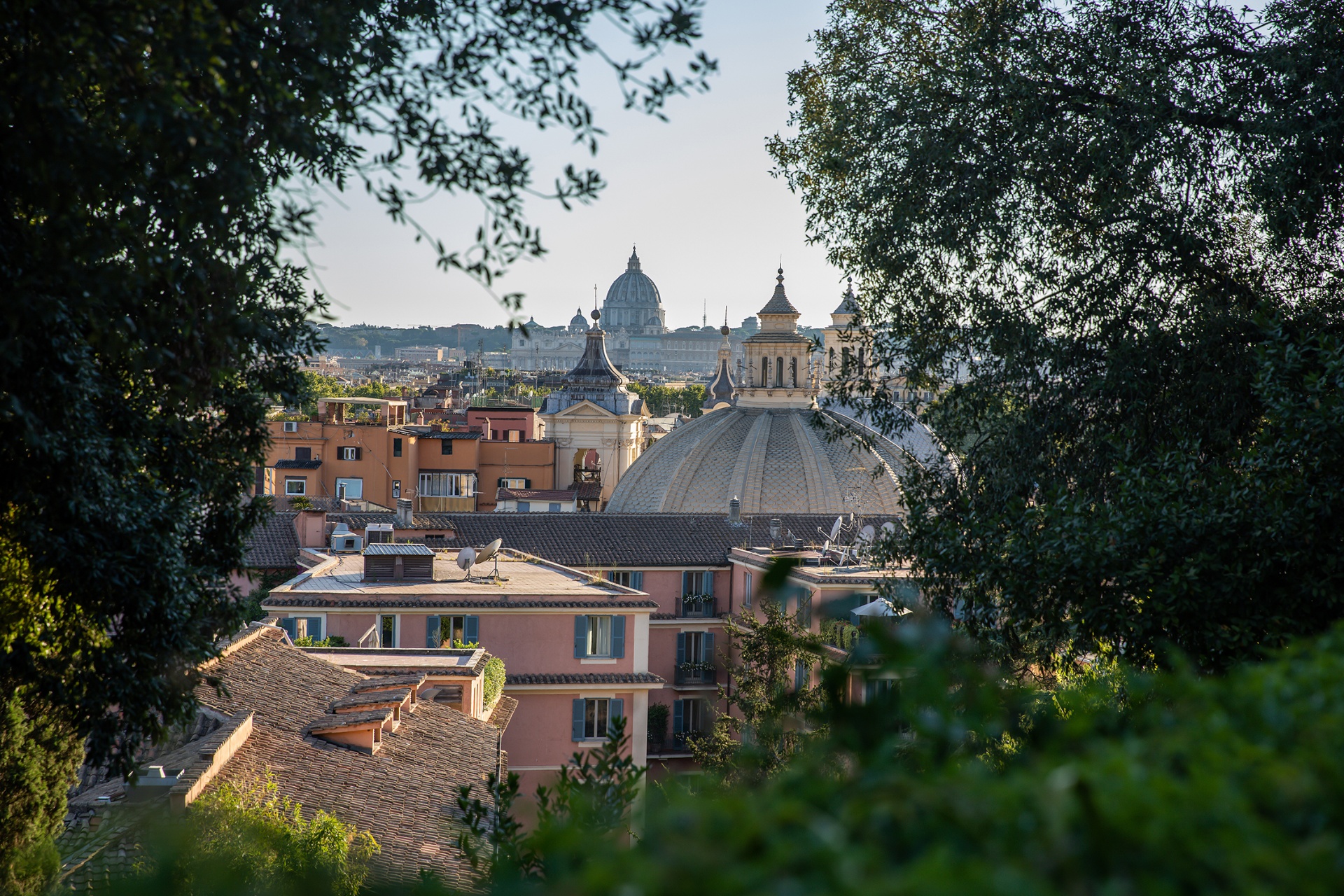 Panorama de Rome depuis le belvédère du Pincio avec les coupoles des églises