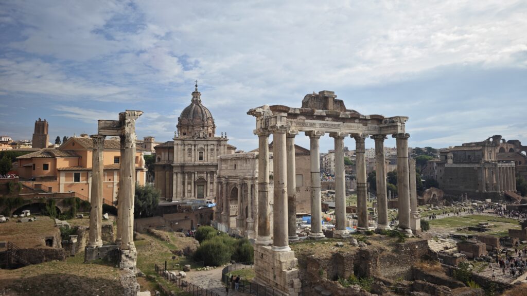 Vue panoramique du Forum Romain à Rome avec ses vestiges antiques